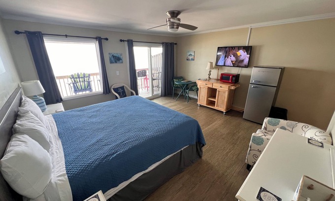 Topsail Beach Hotel | Room #315 Standard 1 King Bed Pets Yes