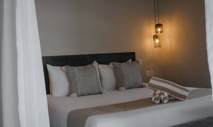 Isla Navidad Apartamento | ROOM 6- Romantic 1 Bedroom Ocean Front Condo