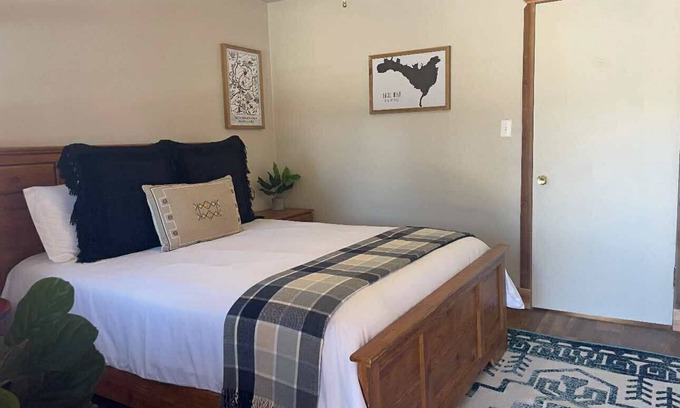Eagle Nest Cabina | Room 7: Cozy Nest 15 Minutes from Red River/ Angel Fire