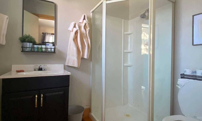 Eagle Nest Cabina | Room 9: Fisherman's Bunk - 15 minutes from Red River/ Angel Fire