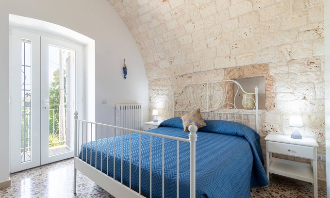 Polignano a Mare Apartamento | Habitación 'Alba Rossa' con piscina compartida, Wi-Fi y aire acondicionado
