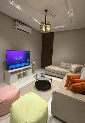 Dammam Apartamento | Room and living room facing the sea