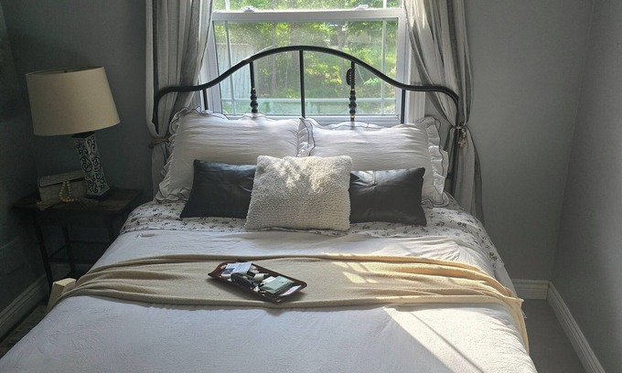 Sydney Casa | Room Available in Comfortable Cozy Cottage on Cottage Road.