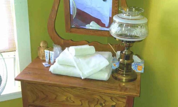 Port Albert Hotel | Port Albert Inn. En la hermosa Port Albert, Ontario