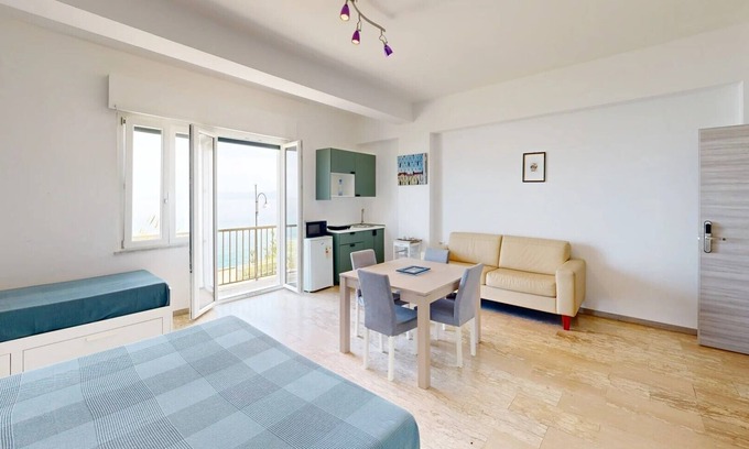 Briatico Cama Y Desayuno | Habitación 'Camera Viola' con balcón, Wi-Fi y aire acondicionado