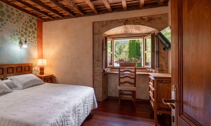 Santianes de Ola Apartamento | Habitación 'Carbayu' con vistas a la montaña, jardín compartido y Wi-Fi