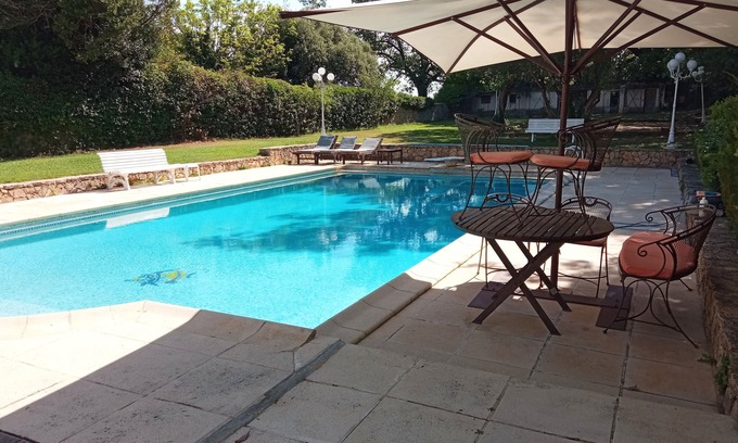 Brignoles Cama Y Desayuno | Habitación 'Chambre Jules' con vistas a la montaña, piscina y terraza compartidas