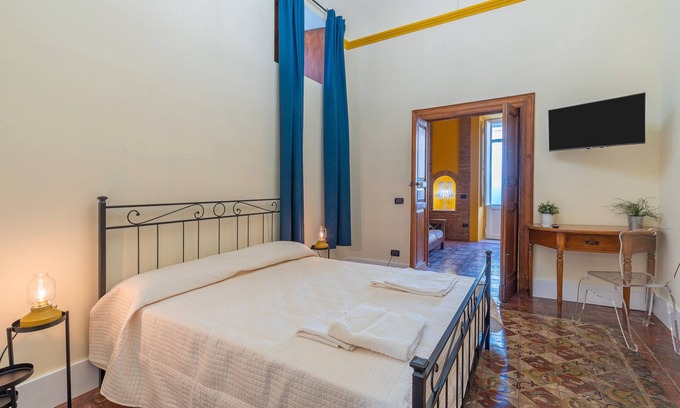 Santa Maria di Licodia Apartamento | Room 'Civico 46 - Yellow' with Shared Terrace, Wi-Fi and Air Conditioning