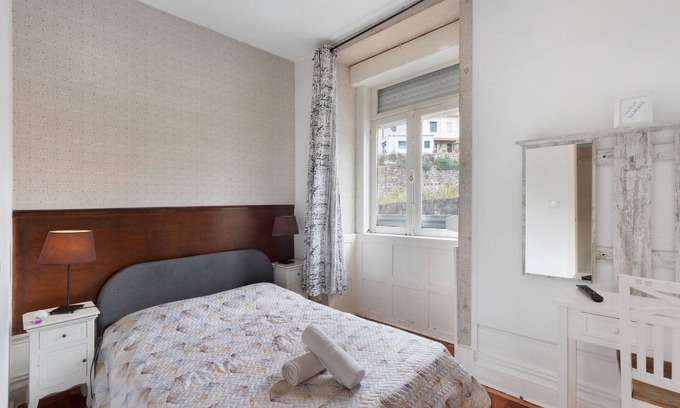 Campanha Apartamento | Room 'Duplo E' with Shared Garden and Wi-Fi