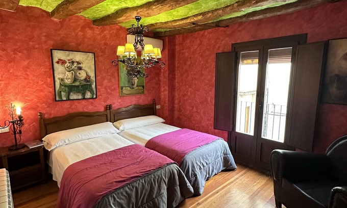 Lerin Apartamento | Habitación 'El Tordo' con vistas a la montaña, Wi-Fi y aire acondicionado.