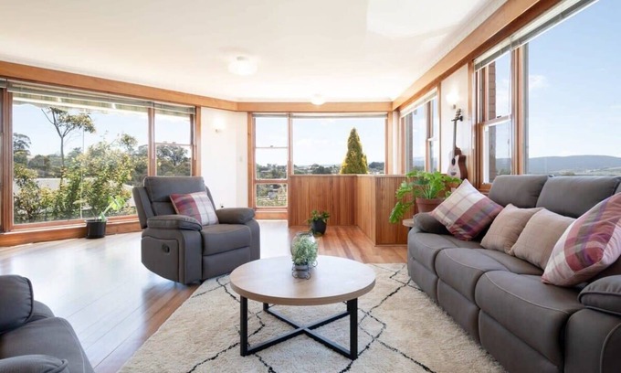 Kings Meadows Casa | Room For Everyone With A Pool And Wifi