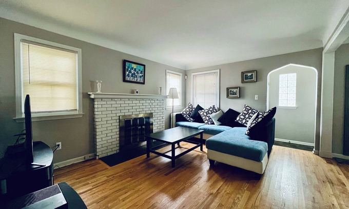 Grosse Pointe Woods Casa | Room for rent. Cozy upstairs bedroom + private bathroom in quiet neighborhood.