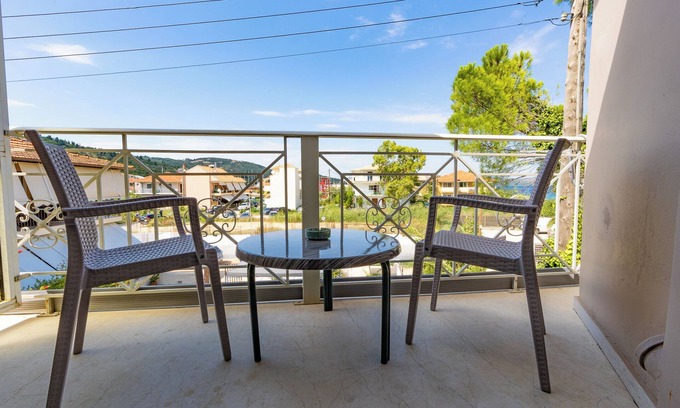 Nikiana Apartamento | Habitación "Garden View - Aeolus Building" con piscina compartida, jardín y aire acondicionado