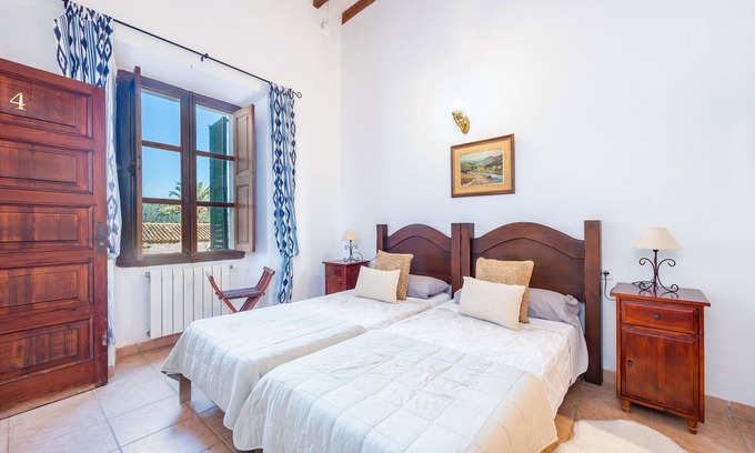 Calvia Apartamento | Habitación 'Habitación 4' con vistas a la montaña, piscina compartida y Wi-Fi