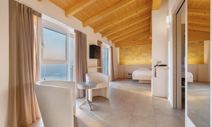 San Zeno di Montagna Apartamento | Habitación 'Hotel Laguna Depandance Suite 2' con terraza compartida, Wi-Fi y aire acondicionado.