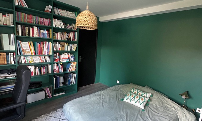 Sarge-les-le-Mans Cama Y Desayuno | Room in contemporary house with swimming pool