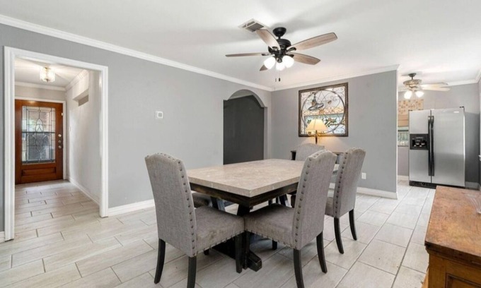 Southbelt/Ellington Casa | Room in house close to Hobby airport Houston