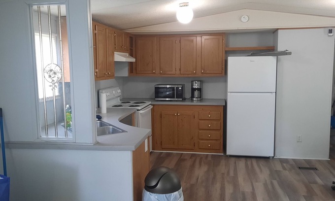 Stanton Casa | Room in mobile home with WiFi, AC, free washer & dryer. 5 miles from Blue Oval