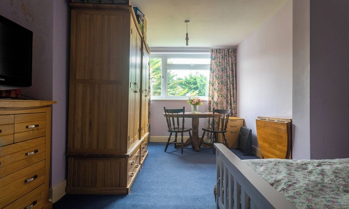 Nonsuch Casa | Room in shared house in leafy suburban road. London Zone 4