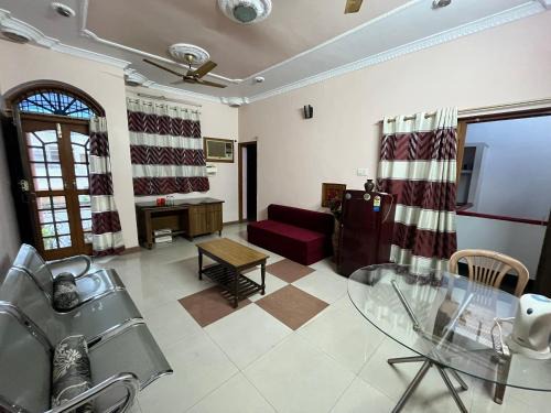 Gomti Nagar Casa | Room in the Heart of Gomti Nagar