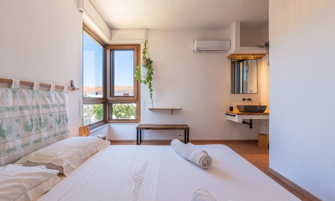 Sarroch Apartamento | Room 'Istè' with Sea View, Private Terrace and Air Conditioning