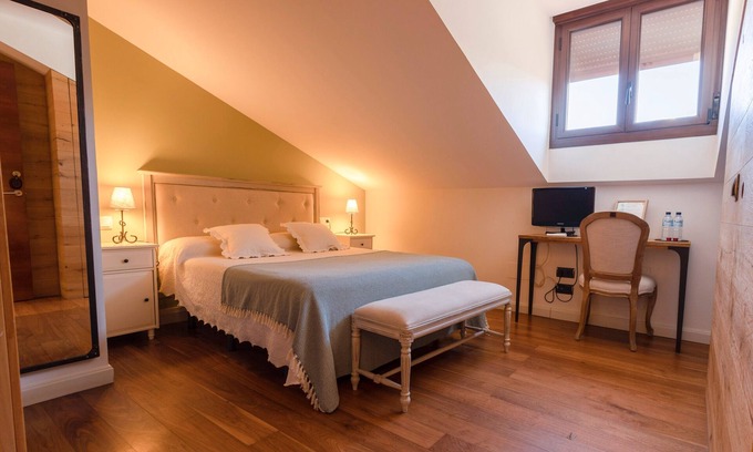 Consuegra Apartamento | Habitación 'La Centinela' con piscina compartida, Wi-Fi y aire acondicionado.