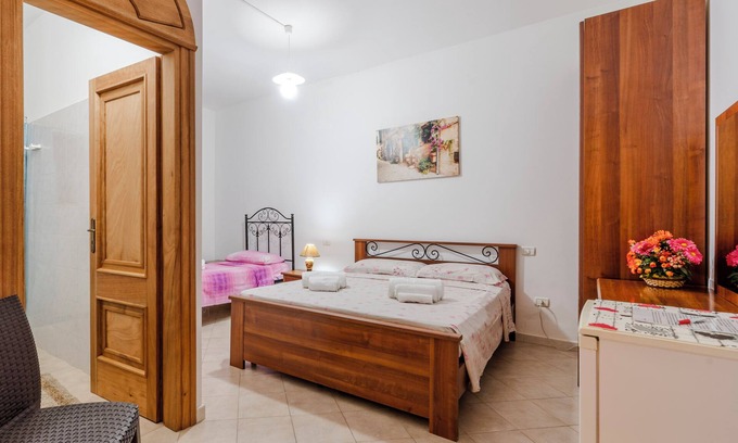 Presicce Apartamento | Habitación 'La Saracina - Camera 1' con terraza compartida, Wi-Fi y aire acondicionado.