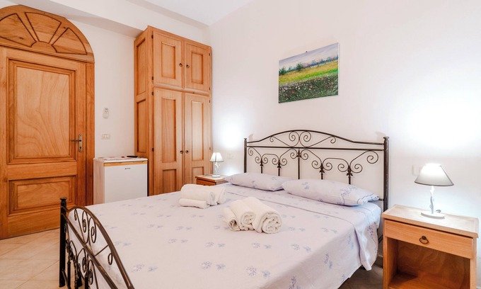 Presicce Apartamento | Habitación 'La Saracina - Camera 3' con terraza compartida, Wi-Fi y aire acondicionado.