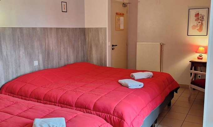 Fye Apartamento | Habitación 'Le Meslay N°8 - Chambre 3 Pers' con terraza compartida, jardín compartido y Wi-Fi