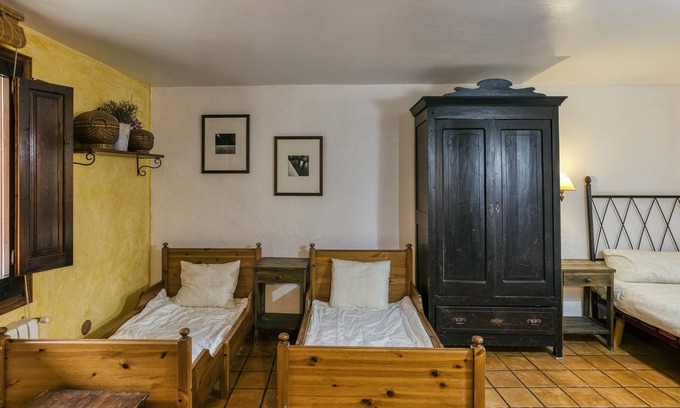 Pujals dels Pagesos Apartamento | Room 'Migjorn' with Shared Pool, Wi-Fi and Air Conditioning