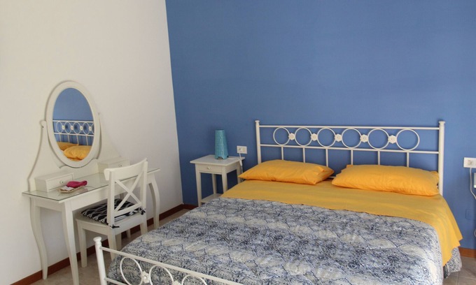 Ortona Apartamento | Habitación 'Nadir' con vistas a la montaña, Wi-Fi y aire acondicionado.
