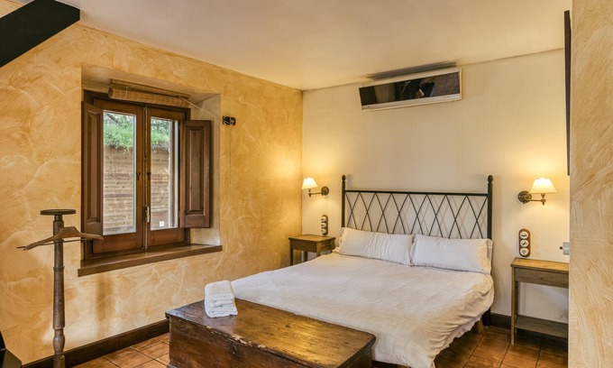 Pujals dels Pagesos Apartamento | Room 'Ponent' with Shared Pool, Wi-Fi and Air Conditioning