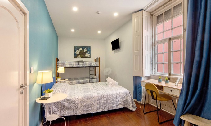 Campanha Apartamento | Room 'Quadruplo' with Shared Garden and Wi-Fi