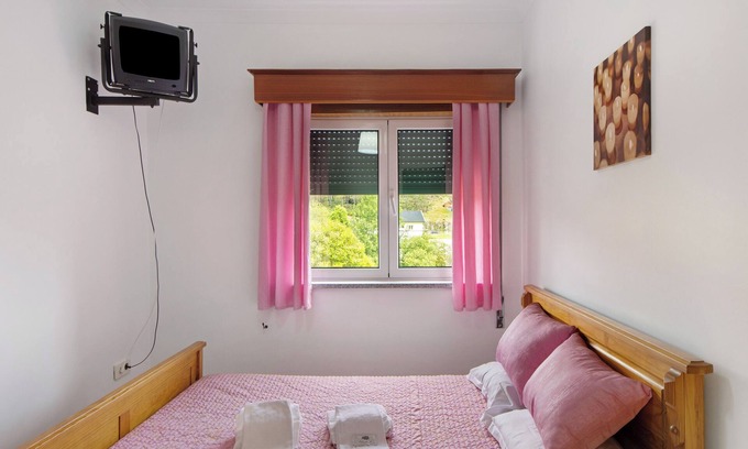 Castro Daire Apartamento | Habitación 'Quarto 3 - Jorge Galinheiro' con vistas a la montaña, jardín compartido y Wi-Fi