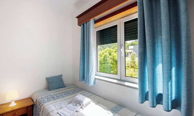 Castro Daire Apartamento | Habitación 'Quarto 6 - Jorge Galinheiro' con vistas a la montaña, jardín compartido y Wi-Fi