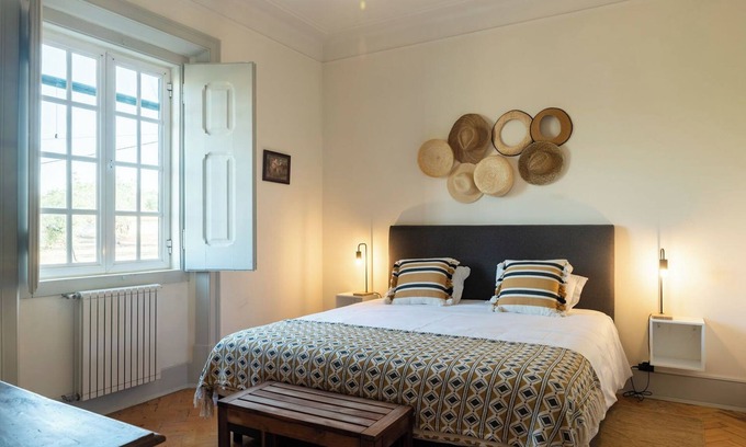 Cabeco de Vide Apartamento | Habitación 'Quarto Duplo Com Wc Privativa 4' con piscina compartida, Wi-Fi y aire acondicionado.