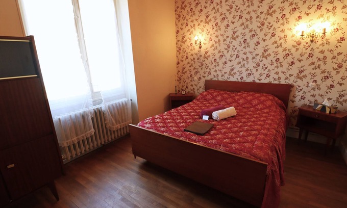 Treigny Casa | Room rental Bienvenue chez Mémé chambre de Lucette