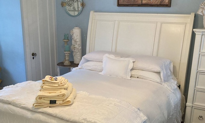 Haverford Cabaña | Room rental in “cottage like” home