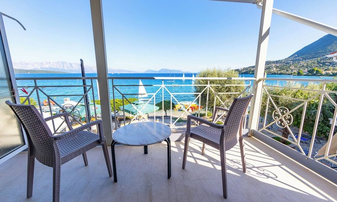 Nikiana Apartamento | Habitación 'Vista al mar - Edificio Aeolus' con piscina compartida, jardín y aire acondicionado