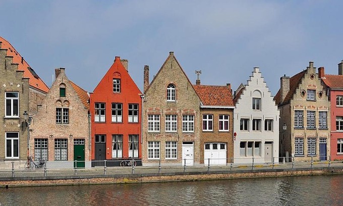 Historical Center Bruges Cama Y Desayuno | Room with carparking, bicycles and small breakfast