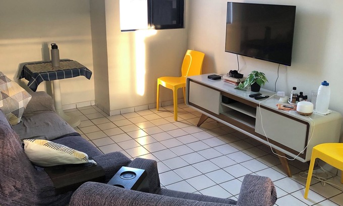 Bessa Apartamento | Habitación con cama doble, aire acondicionado y baño privado. Bessa-João Pessoa.
