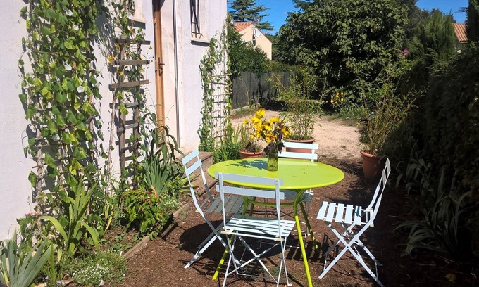Grabels Cama Y Desayuno | Room with independent access in villa