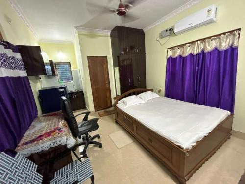 Bhubaneshwar Apartamento | Room with king size bed