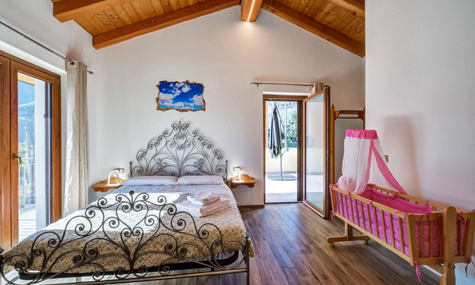 Donnas Cama Y Desayuno | Habitación 'Zaffiro' con vistas a la montaña y Wi-Fi