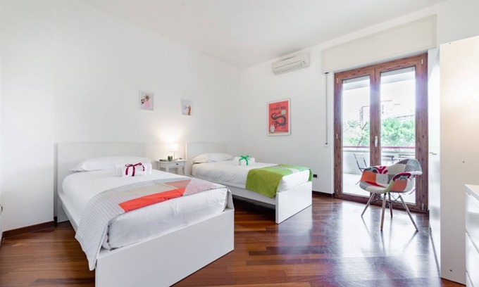 Municipio 2 Apartamento | Roomy 125sqm Apartment with terrace and parking space!