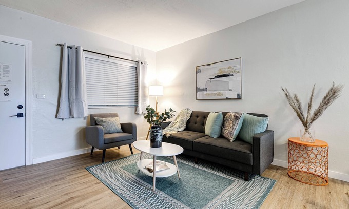 Virginia Gardens Apartamento | Roomy 2 BR near Miami Airport.