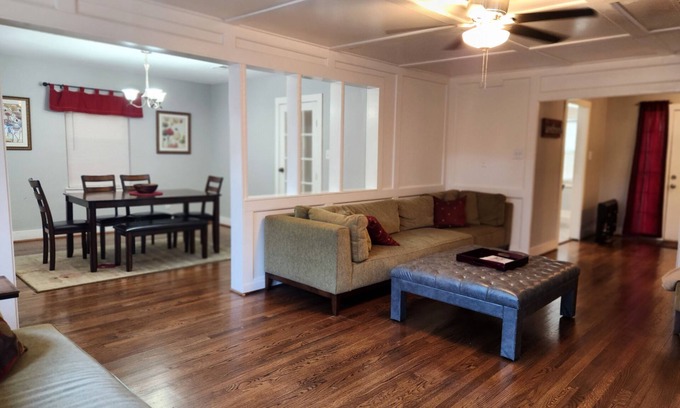 Riverside Terrace Casa | Roomy 3/2 close to University of houston, TX Med Center, NRG, Downtown, & Parks