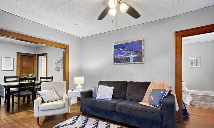 Des Moines Casa | Roomy 4BR by Drake Sleeps 13 HUGE yard