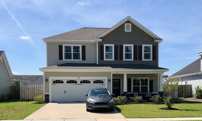 Leland Casa | Roomy house close to the beaches! Community pool +bar room and garage