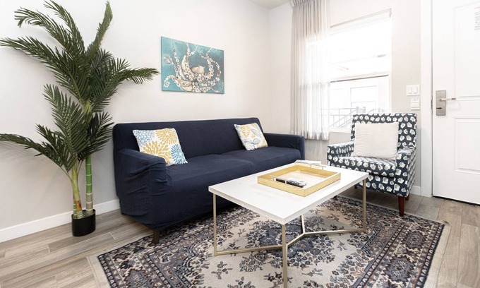 Mission Hills Casa | Roomy Loft in 💜 of OldTown w/NFT Art, Parking, HBO